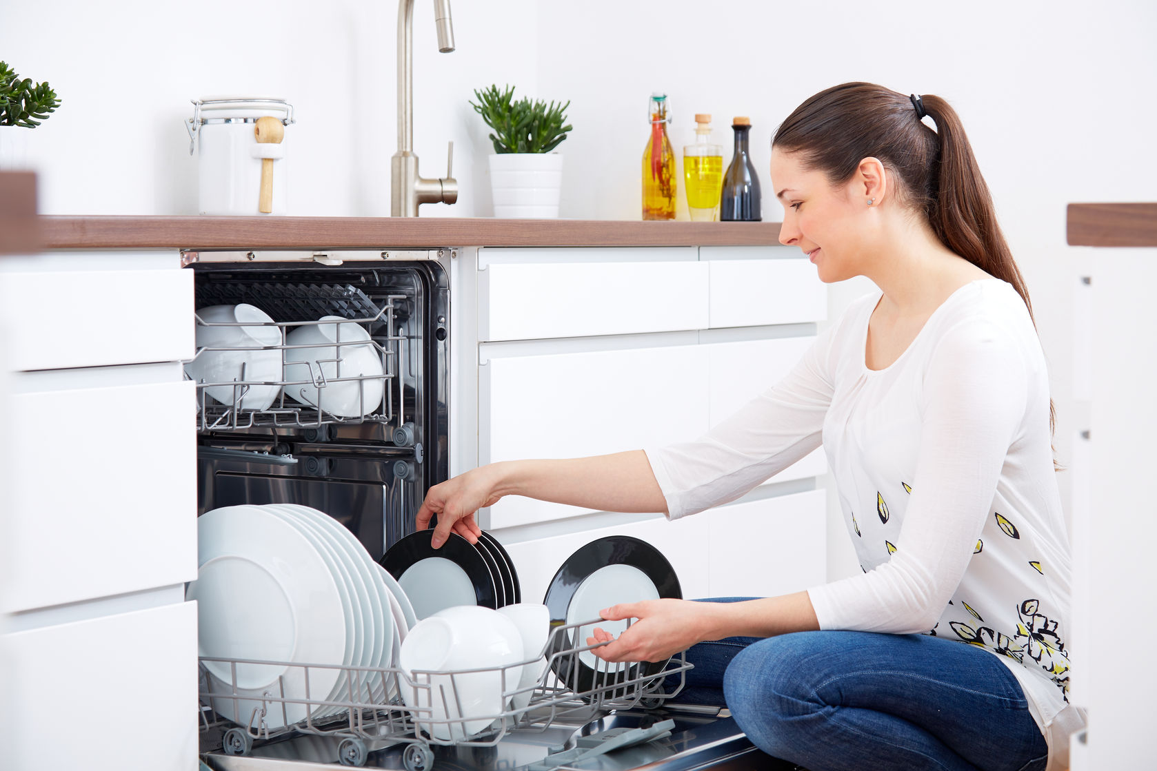 Почему плохо моет посуду посудомоечная. Посудомоечная машина на кухне. Реклама посудомоечной машины. Мытье посуды. Посуда в посудомойке.