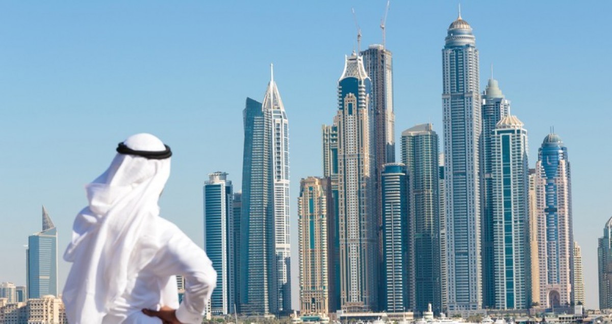 Dubai companies. Буш Калиф Дубай. Дубай с земли. Небоскребы Дубая ночью. Строители в Дубае.