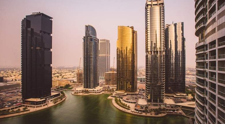 Дубайская компания. Emaar Дубай здания. Застройщик Emaar Дубай. Emaar Dubai стройка. Dubai Marina. Здание 52/42 Tower (Emaar)..